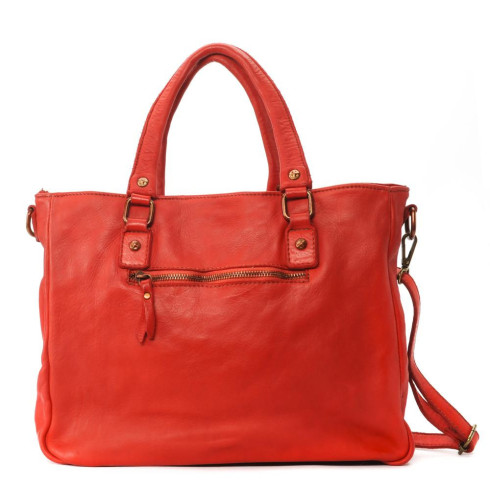 sac pour femme en cuir souple délavé rouge clair porté main fabriqué en Italie