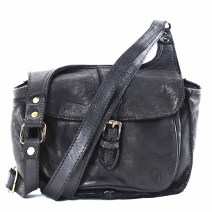 Sac besace femme tendance en cuir vintage porté épaule de travers et bandoulière noir