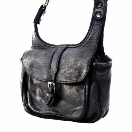 Sac besace tendance femme en cuir vintage italien porté bandoulière noir