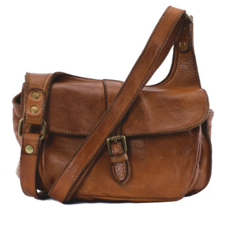 Sac femme tendance en cuir italien vintage porté de travers et bandoulière cognac foncé