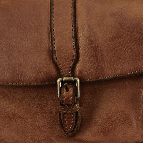 Sac besace tendance femme en cuir vintage italien porté bandoulière cognac foncé