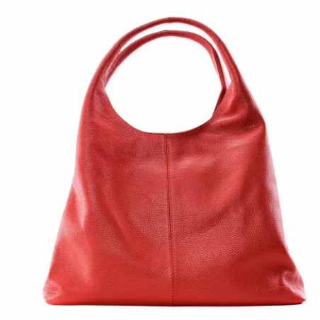 Sac à main tendance femme en cuir grainé porté épaule et main rouge clair
