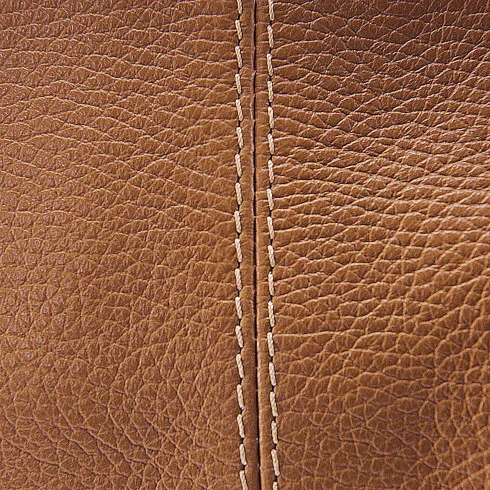 Sac hobo tendance femme en cuir grainé porté épaule et main cognac foncé