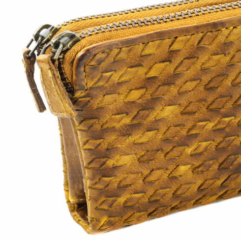 Portefeuille porte-monnaie tendance femme en cuir tressé porté main jaune moutarde patiné