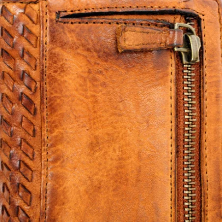 Portefeuille femme très tendance en cuir tressé italien porté main cognac