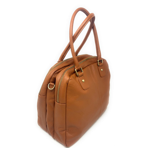 Sac très tendance femme en cuir de vachette porté bandoulière camel