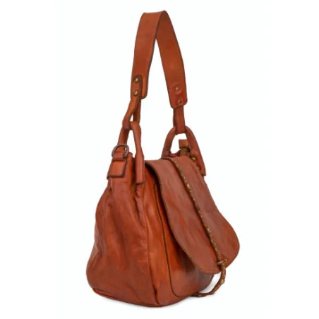 Besace pour femme en cuir vintage fabriqué en Italie couleur cognac porté épaule avec bandoulière