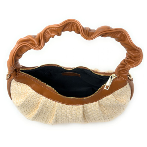 Sac tendance femme en cuir lisse et en paille tressé porté épaule cognac