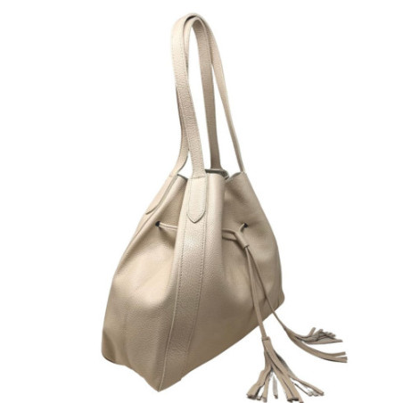 Sac bourse femme tendance en cuir grainé porté épaule taupe clair