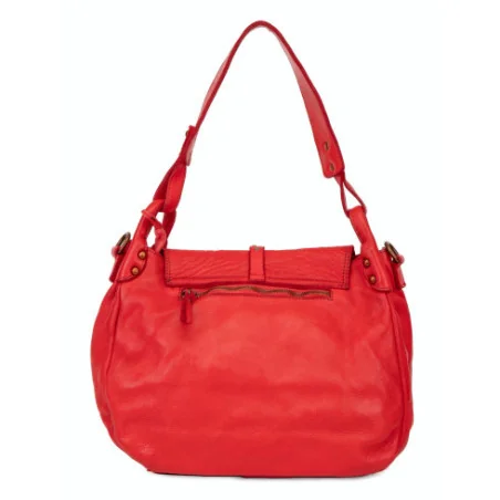Sac messenger à bandoulière femme cuir vintage souple rouge porté épaule avec bandoulière