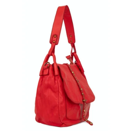 Sac besace bandoulière en cuir souple délavé pour femme fabriqué en Italie porté épaule rouge
