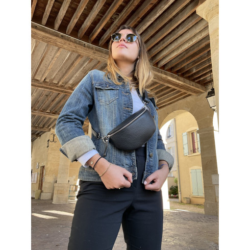 Sac banane très tendance femme en cuir italien grainé porté de travers et à la taille noir