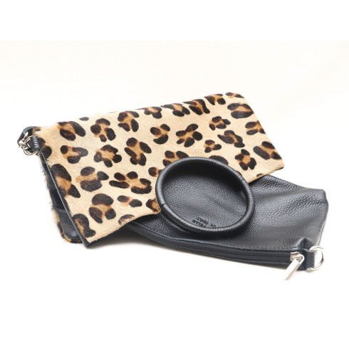 Sac bandoulière femme tendance en cuir italien grainé porté épaule avec bandoulière amovible léopard