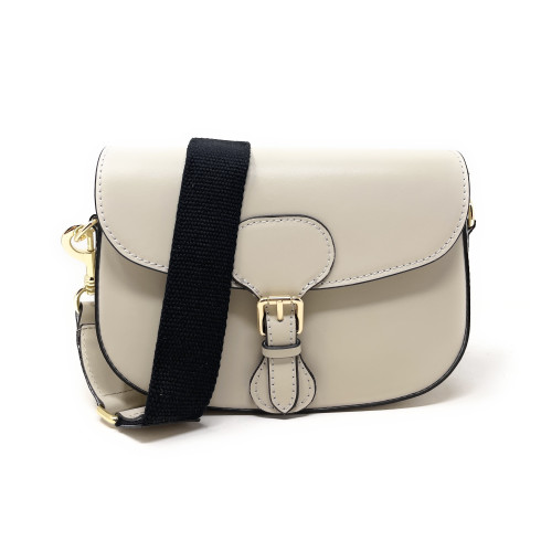 Sac bandoulière trotteur tendance femme en cuir italien lisse porté épaule et de travers taupe clair