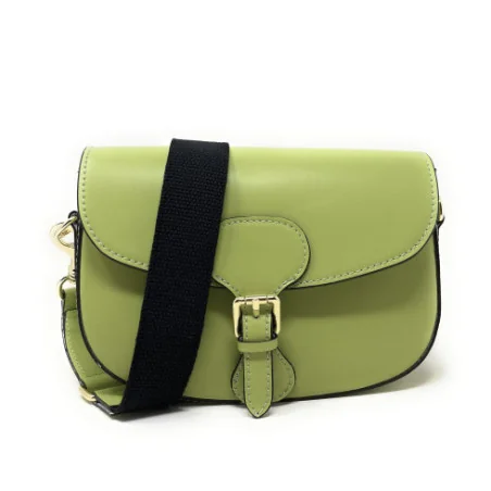 Sac trotteur bandoulière femme tendance en cuir lisse porté épaule de travers et bandoulière vert anis
