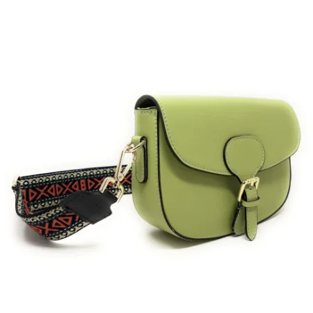 Sac très tendance femme en cuir lisse italien porté épaule avec bandoulière réglable vert anis sac trotteur
