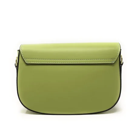Sac trotteur tendance femme en cuir porté de travers avec bandoulière amovible vert anis