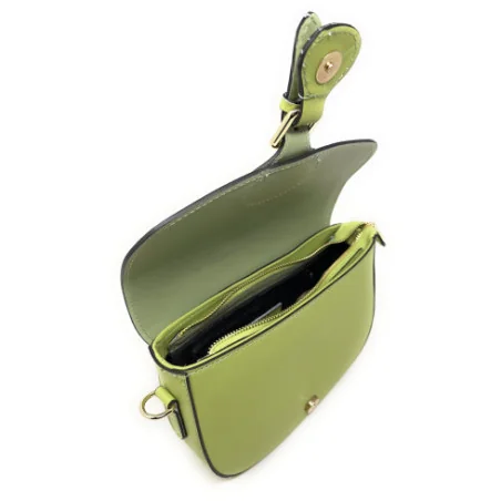 Sac trotteur bandoulière tendance femme en véritable cuir lisse porté de travers vert anis