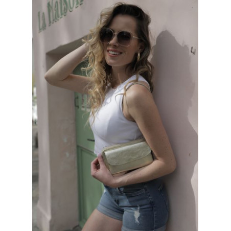 Sac bandoulière tendance femme en cuir italien grainé porté épaule avec bandoulière amovible or pale