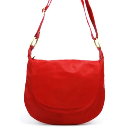 Sac bandoulière tendance femme en cuir lisse italien porté épaule de travers et bandoulière rouge clair