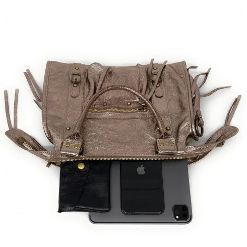 Sac très tendance femme en cuir italien irisé porté main et bandoulière champagne