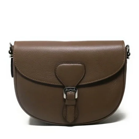 Sac trotteur bandoulière femme tendance en cuir grainé porté épaule de travers et bandoulière taupe foncé