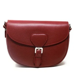 Sac bandoulière trotteur tendance femme en cuir grainé porté épaule de travers et bandoulière bordeaux