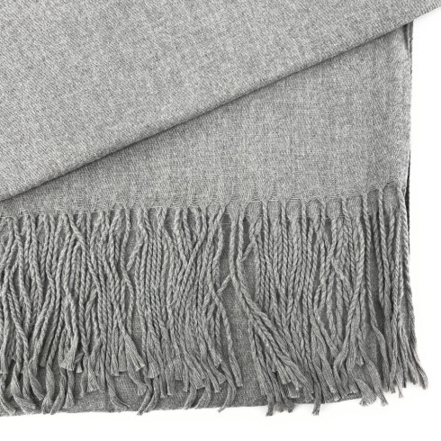Foulard mode femme en coton viscose et laine porté écharpe gris clair châle très tendance