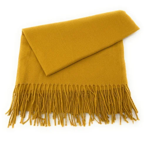 Foulard femme tendance en laine coton et viscose porté autour du cou écharpe et châle jaune moutarde