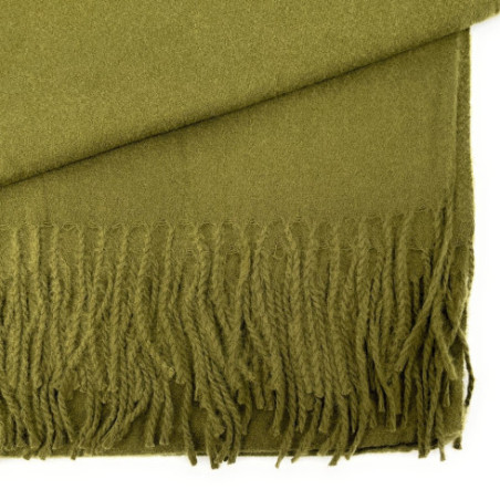 Foulard tendance femme en viscose laine et coton porté écharpe châle et cou vert kaki