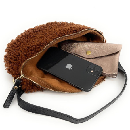 Sac banane femme mode en cuir et peluche porté taille marron chocolat avec bandoulière amovible