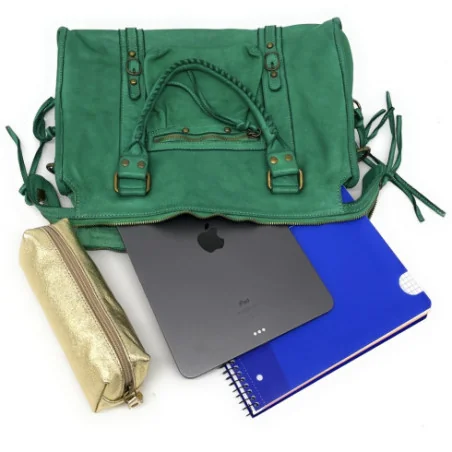 Sac femme haut de gamme en cuir souple délavé porté bandoulière et main vert véronèse sac de cours tendance