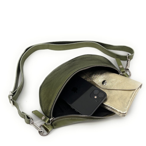 Sac femme en cuir grainé irisé porté à la taille kaki irisé sac banane tendance