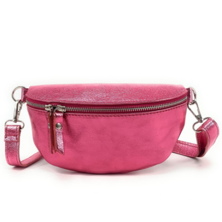 Sac banane femme tendance en cuir irisé porté à la taille et de travers rose néon