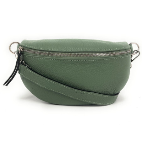 Sac très tendance femme en cuir grainé porté à la taille et de travers vert amande sac banane