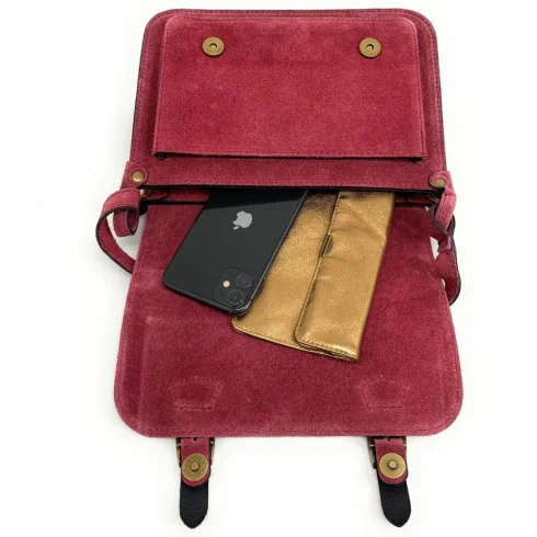 Sac bandoulière cartable tendance femme en cuir italien nubuck porté épaule et de travers rose néon