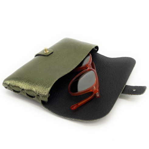 Etui à lunettes très tendance femme en cuir italien irisé porté main kaki