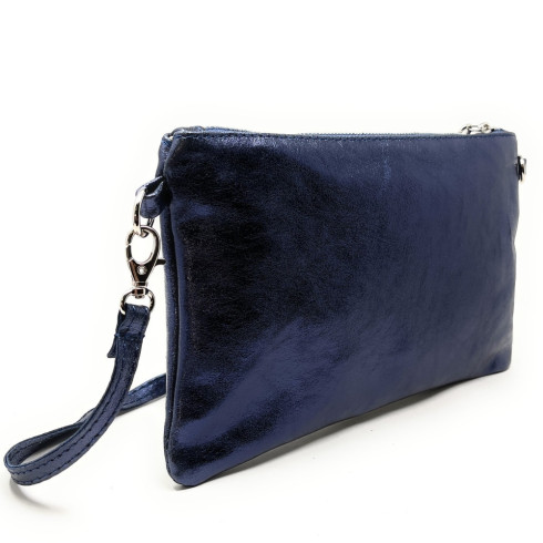 Pochette tendance femme en cuir grainé irisé porté main de travers épaule et bandoulière bleu foncé irisé