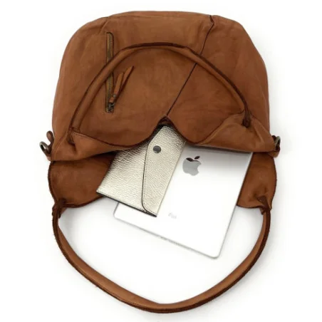 Sac femme hobo en cuir souple délavé pur vachette haut de gamme porté épaule marron camel avec bandoulière