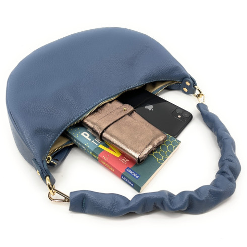 Sac hobo en cuir pur de vachette pour femme fabriqué en Italie porté épaule avec bandoulière bleu glacier