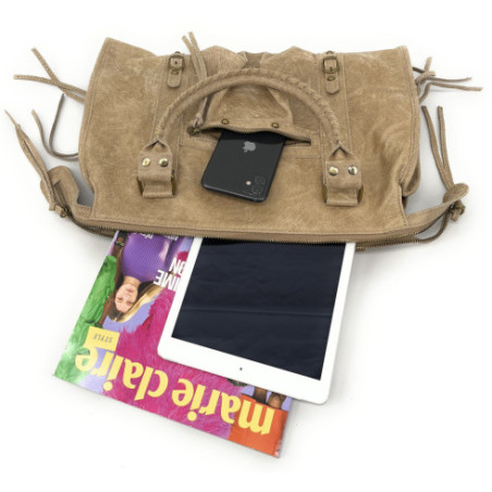 Sac mode femme en cuir brossé italien porté bandoulière et de travers taupe clair sac tendance