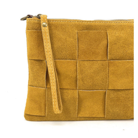 Sac pochette tendance femme en cuir nubuck porté main épaule et bandoulière jaune moutarde