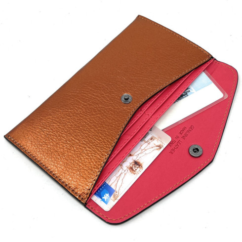 Porte-cartes portefeuille femme tendance en cuir italien grainé métallisé porté main bronze