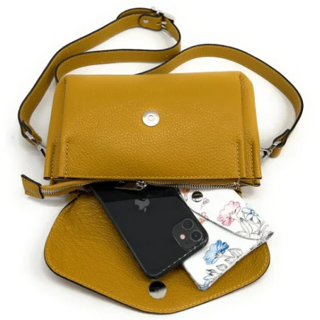 Sac bandoulière tendance femme en cuir porté de travers et épaule jaune moutarde mini sac trotteur
