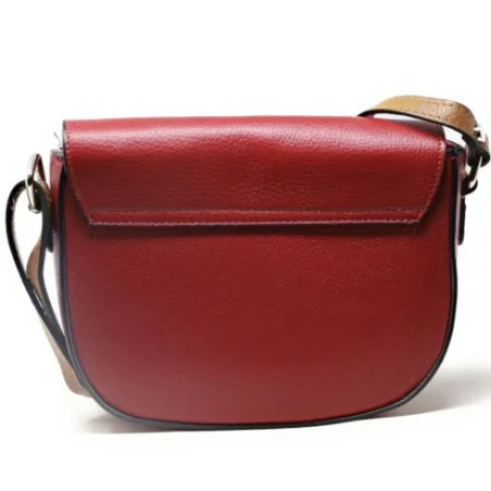 Sac trotteur très tendance femme en véritable cuir grainé porté bandoulière et de travers rouge cerise