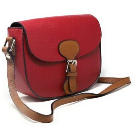 Sac bandoulière tendance femme en cuir italien grainé porté épaule avec bandoulière réglable rouge cerise sac trotteur