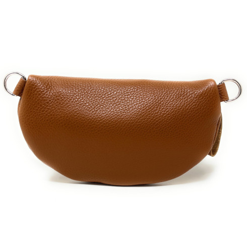 Sac banane femme tendance en cuir grainé porté de travers et à la taille camel