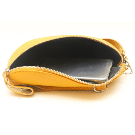 Sac très tendance en cuir italien pur cuir de vachette porté à la taille et de travers jaune moutarde sac banane