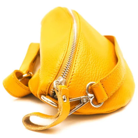 Sac ceinture femme tendance en cuir grainé moutarde porté de travers et à la taille