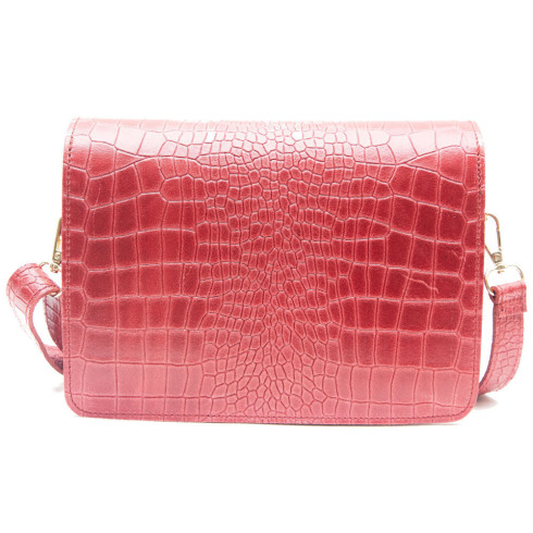 Sac bandoulière tendance femme en cuir façon croco porté épaule de travers et bandoulière framboise